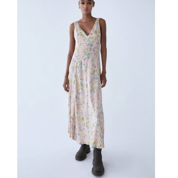 Zara Dresses & Skirts - ZARA FLORAL PRINT V-NECK MIDI DRESS SIZE XS BLOGGER FAVORITE